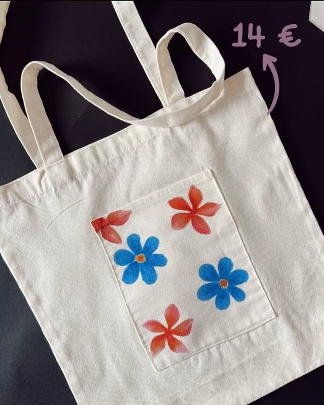 Tote bag pintada à mão pela artista Débora Gomes